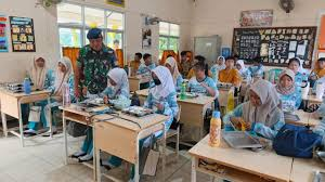 Kegiatan belajar mengajar di kelas SD dengan pendampingan prajurit TNI AU