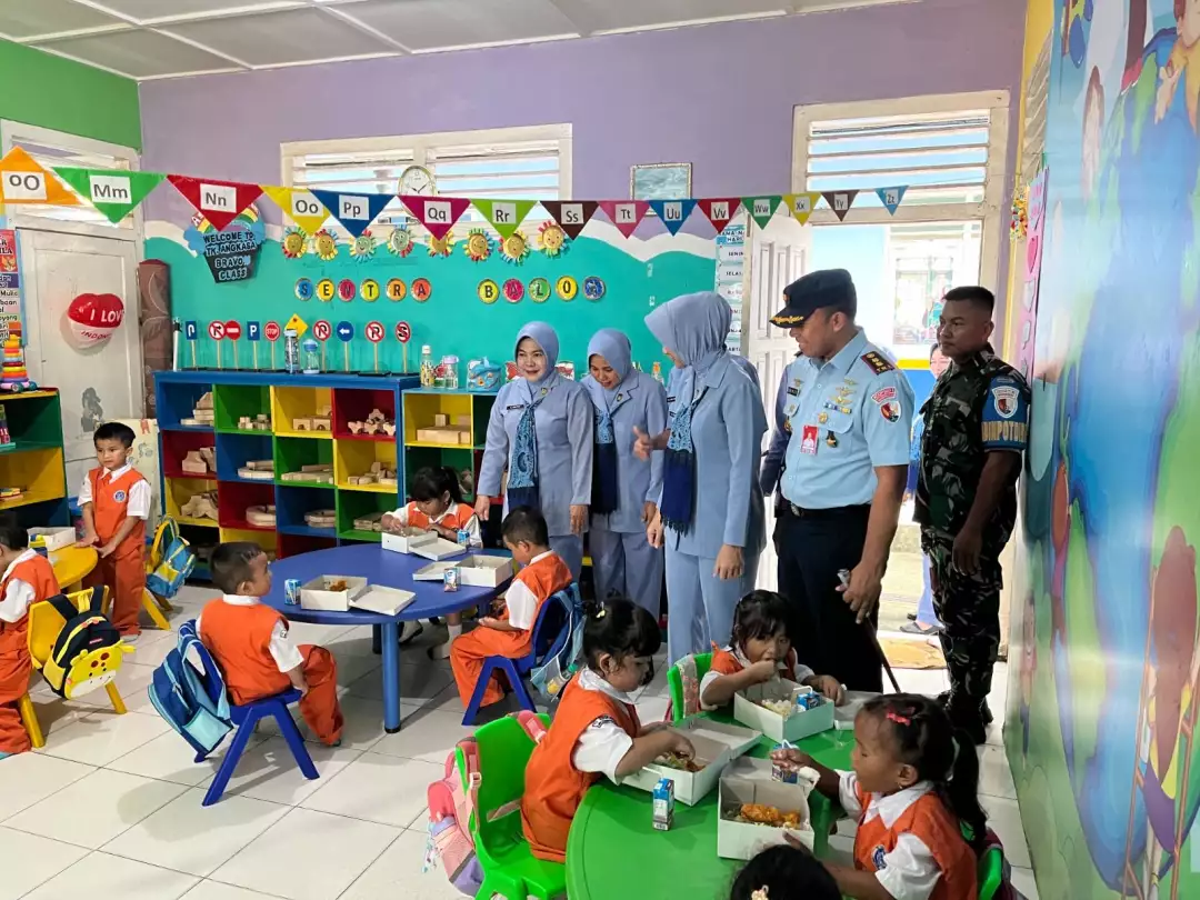 Ruang kelas PAUD Angkasa yang colorful dengan berbagai fasilitas belajar anak