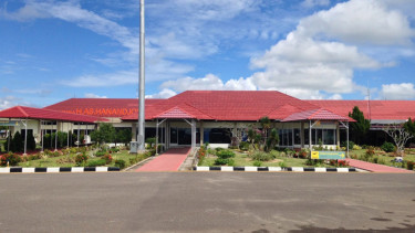 Terminal Bandara HAS Hanandjoeddin dengan atap merah khas